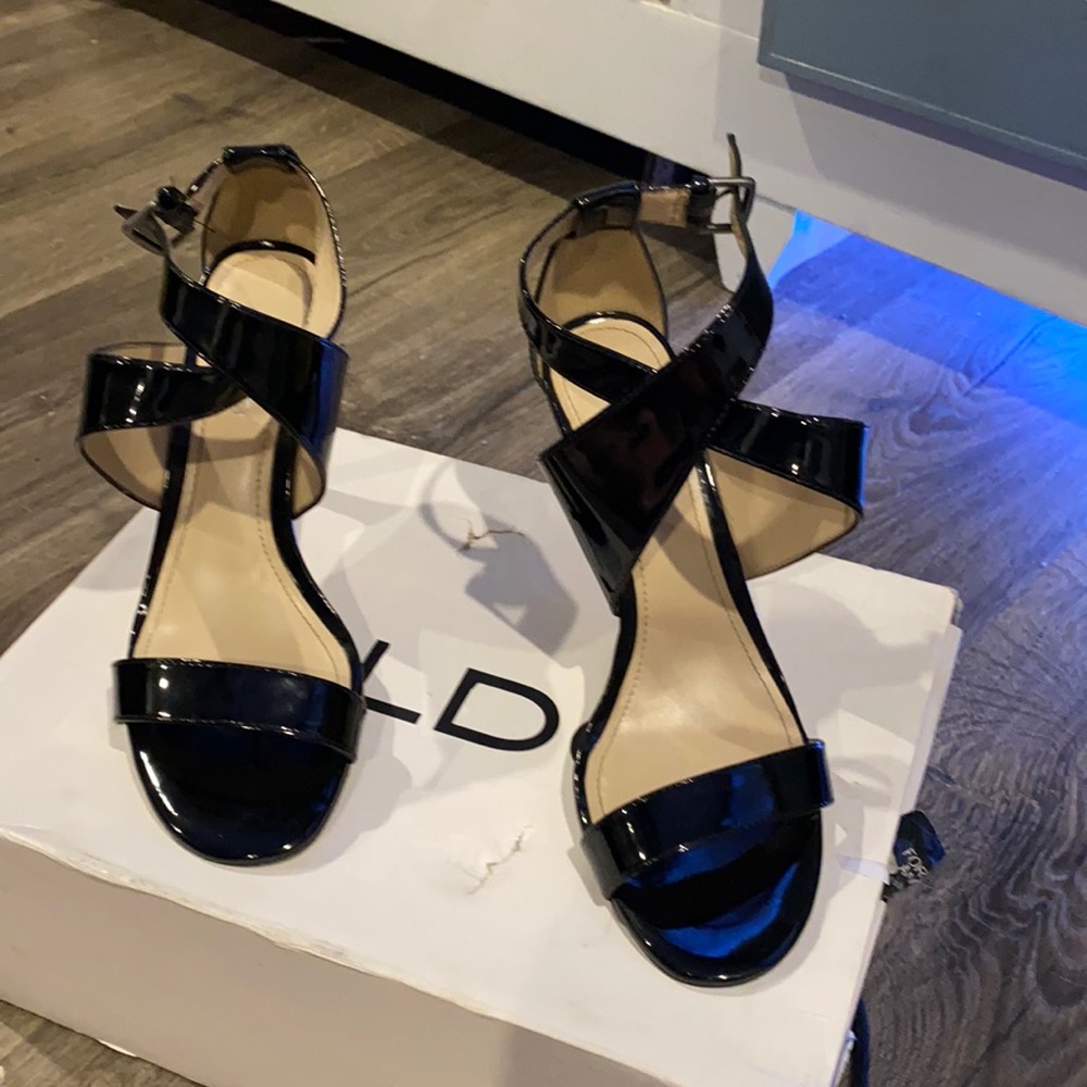 Aldo size 6 black leather pumps